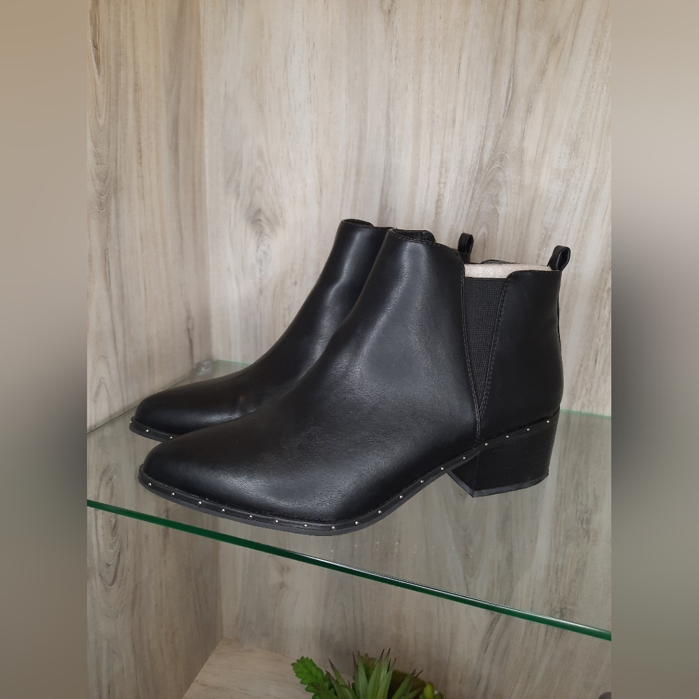 Bar III women ankle boots color black size 7.5 never used no box